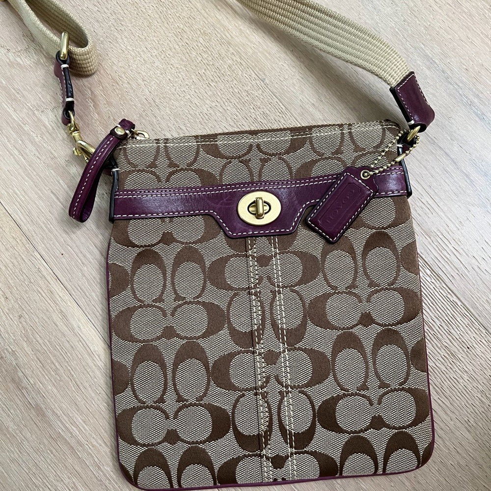 🌺 Happy Mom’s Day - Coach Brown Signature Canvas Crossbody with Plum Trim - Picture 3 of 4